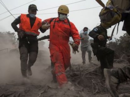 La catástrofe asola el sur del país, donde tres aldeas han desaparecido bajo toneladas de ceniza