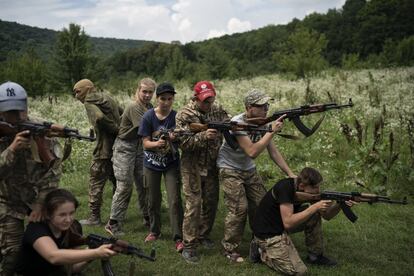 Varios jóvenes durante un ejercicio con rifles de asalto AK-47, en un pueblo próximo a Ternopil, el 29 de julio de 2018.