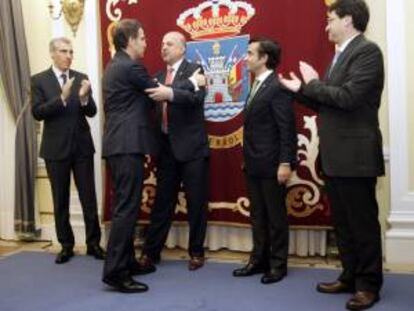El presidente de la Xunta, Alberto Núñez Feijoo (2i), saluda al director general de asesores de Pemex, Carlos Roa (c), acompañado del alcalde de Ferrol, José Manuel Rey Varela (2d), y del Conselleiro de industria de la Xunta de Galicia, Francisco Conde (i), durante la visita al ayuntamiento de Ferrol con los directivos Pemex y Navantia.