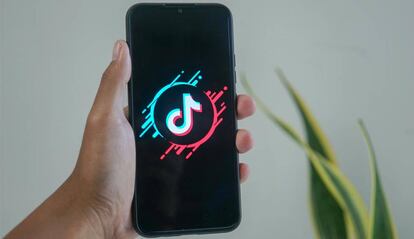 Logo de TikTok en la pantalla de un móvil
