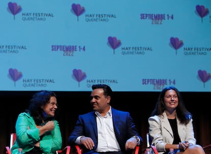 La directora internacional del Hay Festival, Cristina Fuentes, el alcalde de Querétaro, Luis Bernardo Nava Guerrero, y la secretaria de turismo del Estado de Querétaro, Mariela Morán Ocampo, en la presentación del festival.