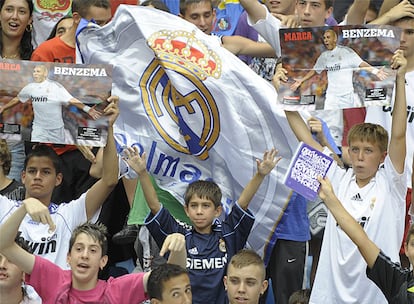 Hinchas de todas las edades acuden al coliseo madridista para presenciar la puesta de largo de Benzema como nuevo jugador del Real Madrid