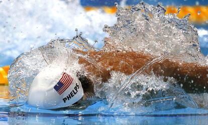 El estadounidense Michael Phelps compite en la serie de 100 mariposa.