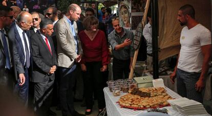 Guillermo de Inglaterra visita un mercado, el miércoles en Ramala.