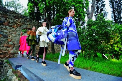 La colección de Satu Maaranen, la diseñadora finlandesa ganadora de la 28ª edición del Festival de Hyères, desfilando para el jurado en Villa Noailles.