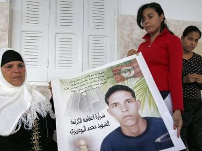 La madre y dos hermanas de Mohamed Buazizi, el joven tunecino que prendi&oacute; la mecha de la revoluci&oacute;n al quemarse a lo bonzo.