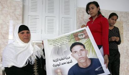 La madre y dos hermanas de Mohamed Buazizi, el joven tunecino que prendió la mecha de la revolución al quemarse a lo bonzo.