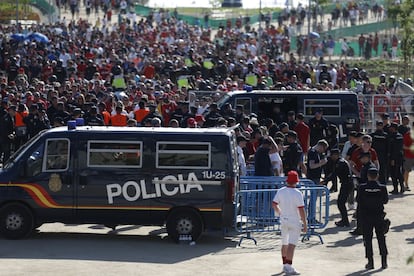 Los aficionados de los dos equipodos ingleses se acercan al estadio Metropolitano, antes del comienzo de la final de la Champions League. 