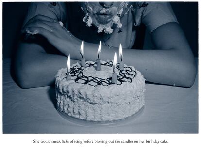 Robaba lametones del glaseado antes de soplar las velas de su trata de cumpleaños.