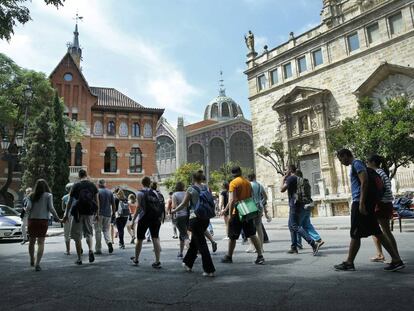 Un grupo de turistas pasean por el entorno de la Lonja y el Mercado Central, ahora peatonal. 
