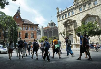 Un grupo de turistas pasean por el entorno de la Lonja y el Mercado Central, ahora peatonal.