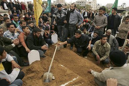 Decenas de palestinos acuden en el cementerio de la ciudad de Gaza al entierro de un miembro de las fuerzas de seguridad palestina, muerto en la operación israelí.