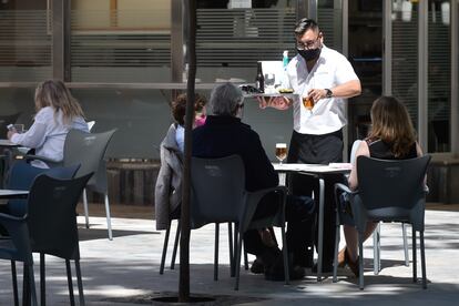 Una terraza en Murcia a finales de abril.