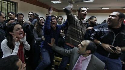 La protesta de un grupo de jóvenes egipcios, el pasado domingo, durante el juicio en contra de los cooperantes detenidos en El Cairo.