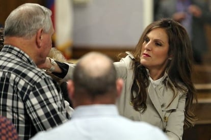 La viuda de Chris Kyle saluda a un asistente al juicio en contra del asesino de su esposo.