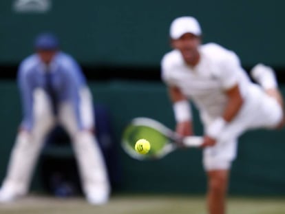 Mischa Zverev sirve durante el partido contra Federer en la central.