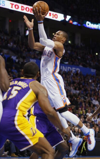 Westbrook entra a canasta ante Metta World Peace.