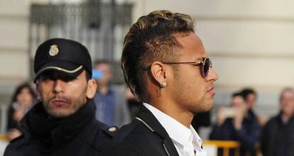 Neymar, a la salida de los juzgados en febrero de 2016.