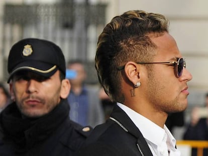 Neymar, a la salida de los juzgados en febrero de 2016.