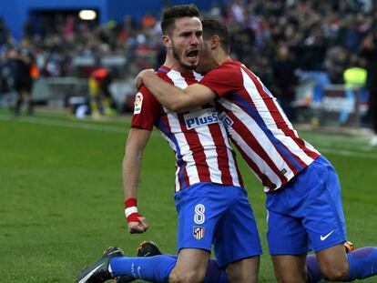 Saúl celebra su gol junto a Lucas.