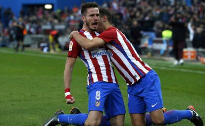 Saúl celebra su gol junto a Lucas.