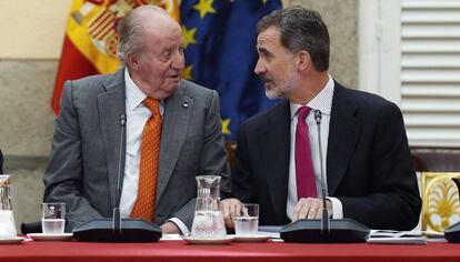 El rei emèrit Joan Carles I amb el seu fill, Felip VI.