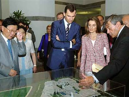 Los Príncipes de Asturias, durante su visita a la Escuela Internacional de Negocios China-Europa en Shanghai.