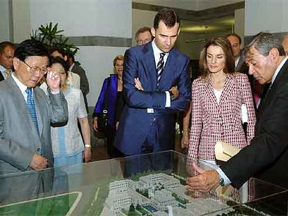 Los Príncipes de Asturias, durante su visita a la Escuela Internacional de Negocios China-Europa en Shanghai.