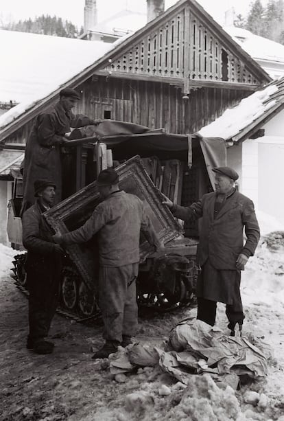 El traslado de obras hacia la mina de Altaussee en 1943 en una fotografía de Eva Kraft. 