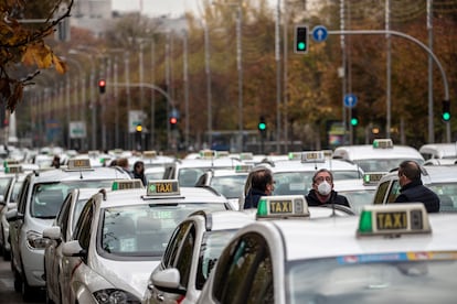 Centenares de taxis bloquean este miércoles el Paseo de Recoletos de Madrid.