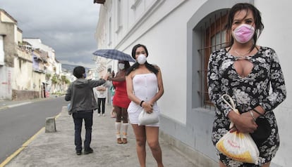 Las beneficiarias de los kits de comida, en el centro de Quito, respetan los protocolos de seguridad que se han impuesto durante la pandemia.