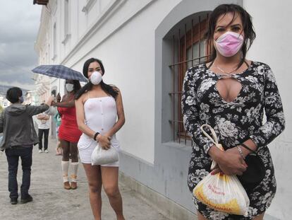 Las beneficiarias de los kits de comida, en el centro de Quito, respetan los protocolos de seguridad que se han impuesto durante la pandemia.