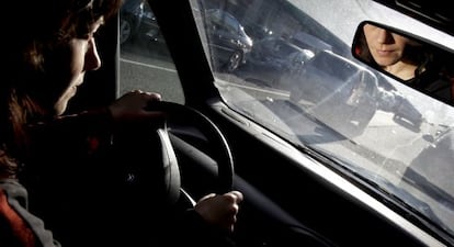 Una mujer conduciendo un coche.