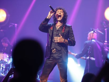 Enrique Bunbury, durante el concierto en el Teatro Real de Madrid.