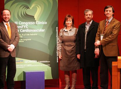 De izquierda a derecha, el presidente de la Sociedad Española de Medicina de Familia, Luis Aguilera; la responsable de la organización del congreso, María Eugenia Azpeitia; el presidente de Osatzen, Rafael Gracia, y José María Lobos, del Grupo de Riesgo Cardiovascular, ayer en el Palacio Euskalduna de Bilbao, que acoge la cita.