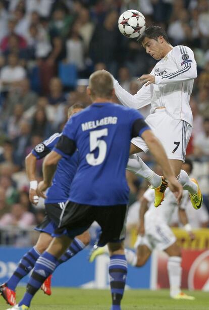 Ronaldo remata de cabeza ante Mellberg