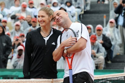 Steffi Graf y Andre Agassi. Verano, 1992. El melenudo y talentoso estadounidense Andre Agassi lucha por ganar su primer torneo de Wimbledon con una motivación extradeportiva en mente: conocer a Graf, la gran dominadora del tenis femenino. 'A priori' sus personalidades son opuestas: ella, cerebral y discreta; él, apasionado y excéntrico. Sabedor de que la tradición del certamen londinense dice que los vencedores del torneo deben bailar juntos en la gala de celebración, Agassi se va a Harrods en la víspera de su final parar comprarse un esmoquin con el que deslumbrar a la alemana. Pero el baile se cancela aquel año y su romance no fructifica hasta siete años después, en Roland Garros. Hoy, Graf y Agassi conforman uno de los matrimonios más estables y admirados del deporte mundial. En la imagen, la pareja en Roland Garros en 2009.