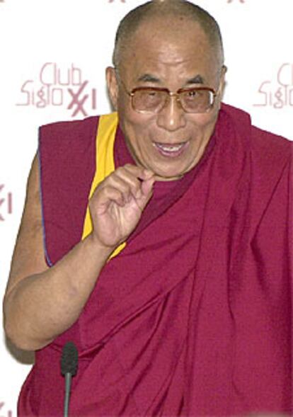 El Dalai Lama, tras la conferencia impartida en el Club Siglo XXI de Madrid.