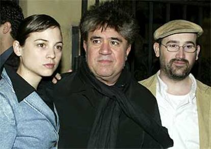 Pedro Almodóvar, entre Leonor Watling y Javier Cámara, en la fiesta de Global Vision for Peace en Los Ángeles.