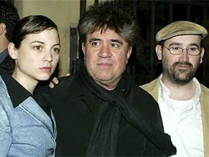 Pedro Almodóvar, entre Leonor Watling y Javier Cámara, en la fiesta de Global Vision for Peace en Los Ángeles.