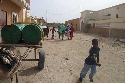 Uno de los niños del hogar de Unicef, jugando al fútbol en Nuakchot.