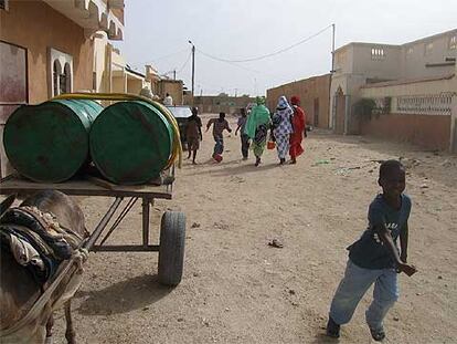 Uno de los niños del hogar de Unicef, jugando al fútbol en Nuakchot.