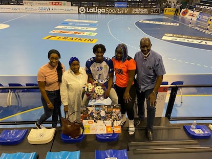 Kaba, su madre Foune, Mamadou, Goundo y su padre Issaga, en un pabellón, en una foto familiar.