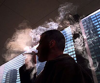 Un empleado de una oficina de Chicago donde está prohibido fumar lo hace fuera del edificio.
