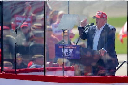 Donald Trump, este sábado en un mitin en Mosinee, Wisconsin, protegido por una mampara.