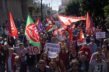 MIles de personas se manifestaban este sábado en Sevilla en defensa de la sanidad pública.