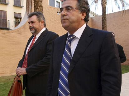 Enrique Ortiz, a su llegada, ayer, a los juzgados de Orihuela.