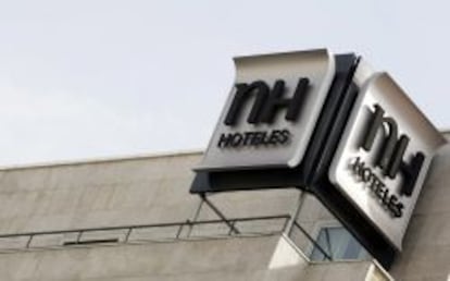 Logo de NH en la fachada de un hotel