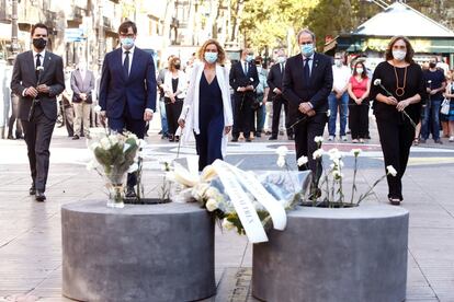 Barcelona celebró este lunes un homenaje a las víctimas del atentado terrorista del 17 de agosto de 2017. Al acto asistieron, entre otros, la presidenta del Congreso, Meritxell Batet, y el ministro de Sanidad, Salvador Illa.