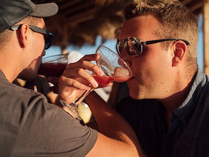 Crewmembers from the destroyer 'USS Roosevelt' having drinks at the  Sunset Beach bar at the beach in Rota.